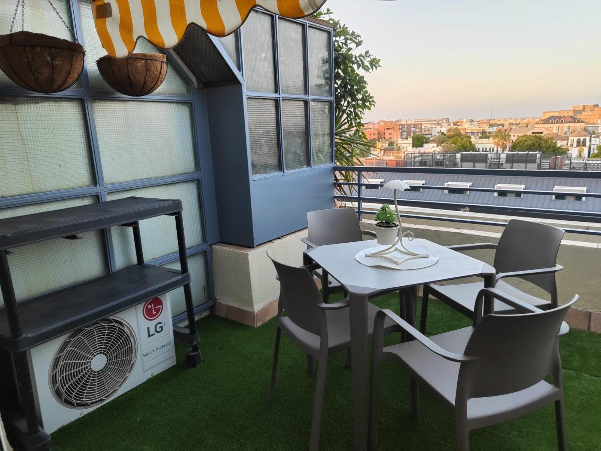 Appartamento Agradable Duplex Terraza Virgen Del Rocio Siviglia Esterno foto